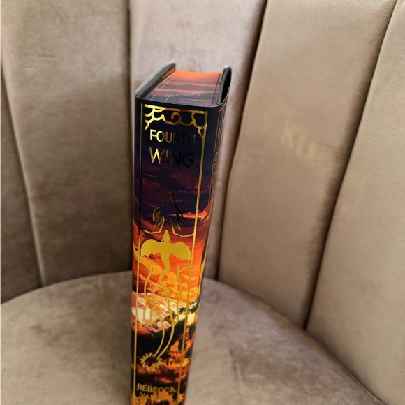 Acrylipics Fourth Wing by Rebecca Yarros - Black and Gold Edition - Picture 4 of 5